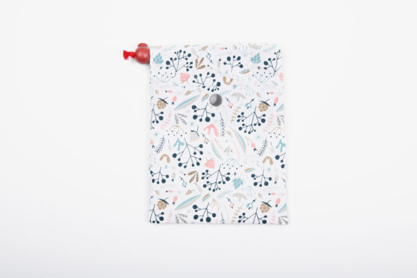 1 pochette impermeable blanche à fleur, en coton bio et PUL Oeko-tex, pour culottes menstruelles et serviettes hygieniques lavables ©Biolunes