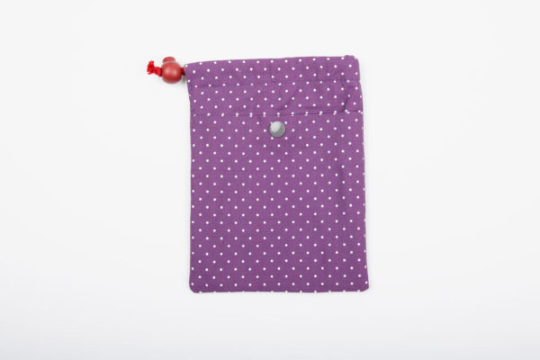 1 pochette impermeable violet à pois, en coton bio et PUL Oeko-tex, pour culottes menstruelles et serviettes hygieniques lavables ©Biolunes