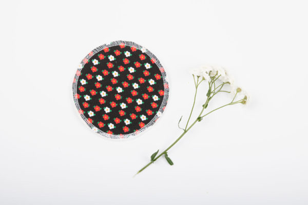 Lingette lavable, noire à fleurs, en coton biologique certifié GOTS, fabriquées artisanalement en france, Bretagne, ille et vilaine, Paimpont Rosa ©Biolunes