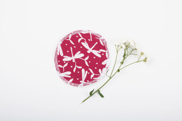 Lingette lavable, rose à libellules argentées, en coton biologique certifié GOTS, fabriquées artisanalement en france, Bretagne, ille et vilaine, Paimpont Rosa ©Biolunes