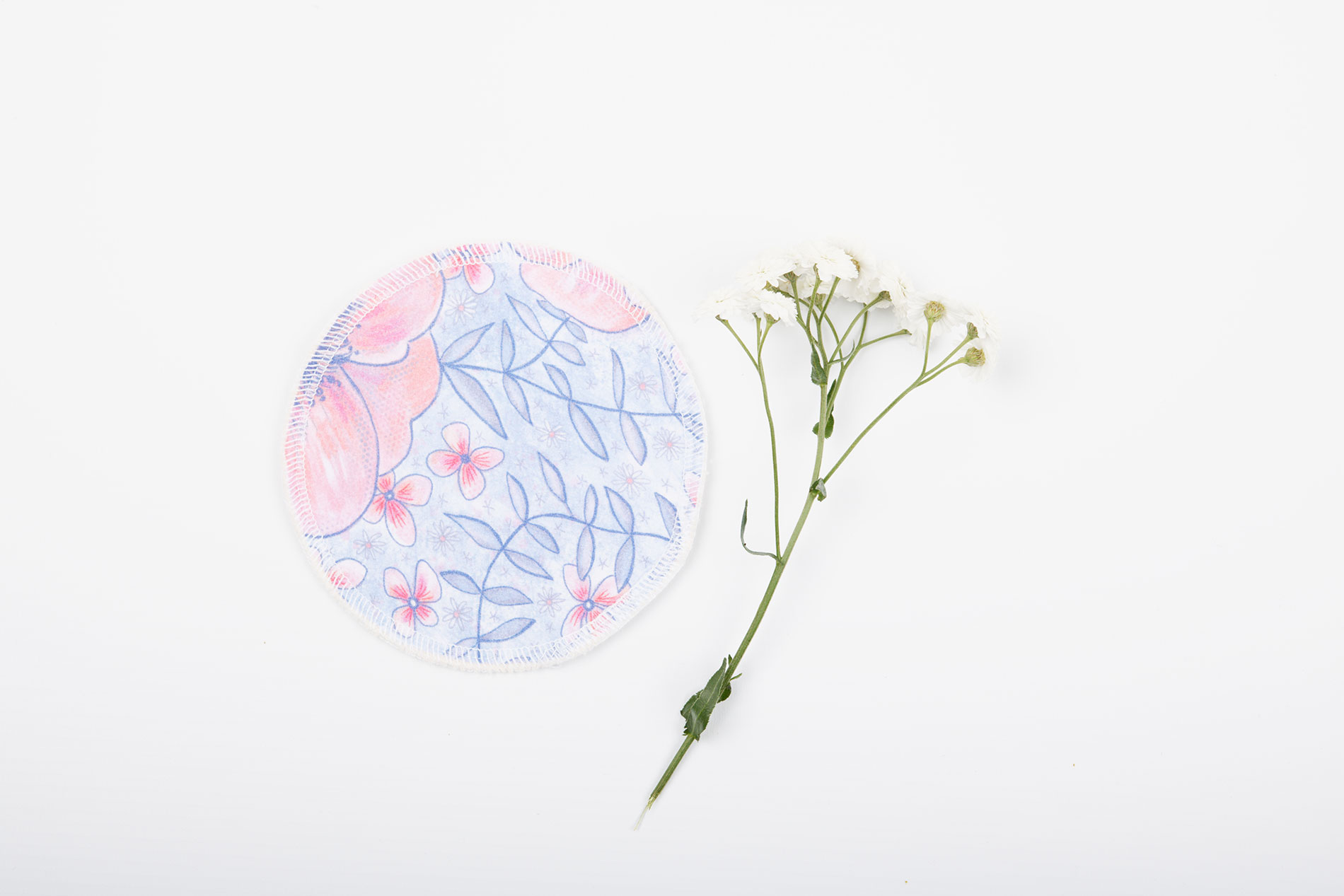 Lingette lavable, bleu à fleurs roses, en coton biologique certifié GOTS, fabriquées artisanalement en france, Bretagne, ille et vilaine, Paimpont Rosa ©Biolunes
