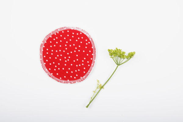 Lingette lavable rouge à pois en coton biologique certifié GOTS, fabriquées artisanalement en france, Bretagne, ille et vilaine, Paimpont Rosa ©Biolunes