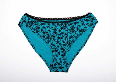 Culotte femme, bleu à feuillage noir, en coton biologique certifié GOTS, écologique et responsable. Artisanale, fait main, couture, fabrication française, Bretagne, ille et vilaine, Paimpont ©Biolunes