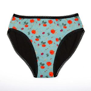 Culotte Menstruelle, turquoise à roses rouges, en coton biologique certifié GOTS et bambou Oeko-tex, made in France, Bretagne, ille et vilaine, Paimpont Rosa ©Biolunes