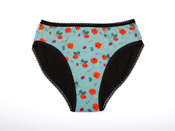 Culotte Menstruelle, turquoise à roses rouges, en coton biologique certifié GOTS et bambou Oeko-tex, made in France, Bretagne, ille et vilaine, Paimpont Rosa ©Biolunes